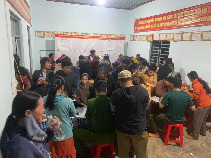 Công an xã Ea H'Leo đẩy mạnh hướng dẫn, cài đặt, kích hoạt tài khoản định danh điện tử